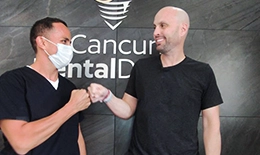 Dr. Hugo Zamora talking to a patient in Cancun Dental Design´s dental office