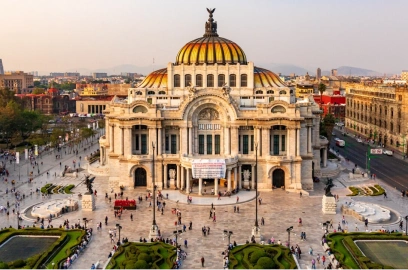 The magnificent Palacio de Bellas Artes in Mexico City, highlighting the capital's status as a center for advanced restorative dentistry and world-class medical infrastructure.